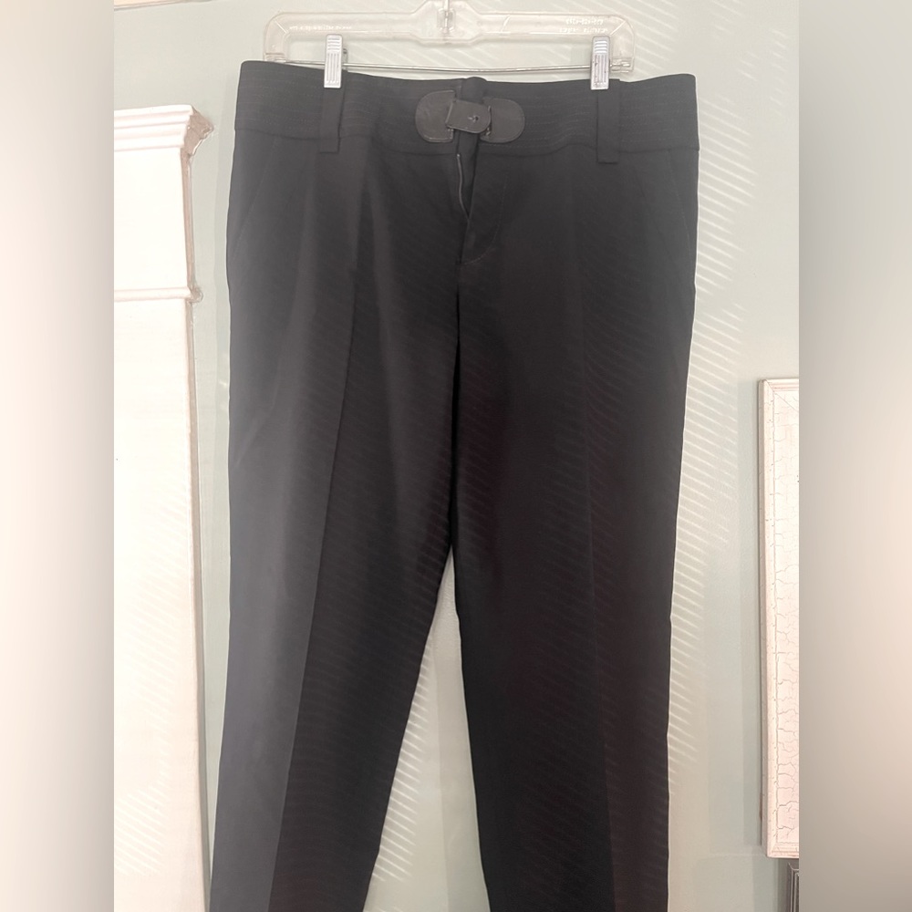 Black dress pants cropped . Comfortable fit. Women’s Size large
